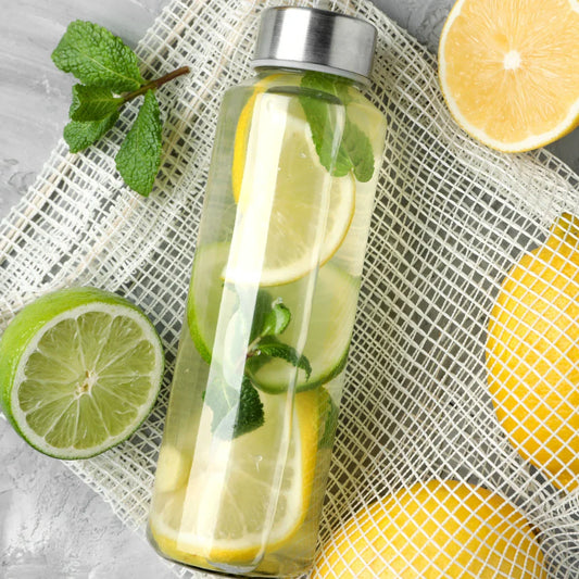 Agua Detox de LimĂłn, Menta y Pimienta Negra